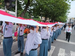 Bendera 150 Meter Diarak dari Istana Maimun ke TMP Medan
