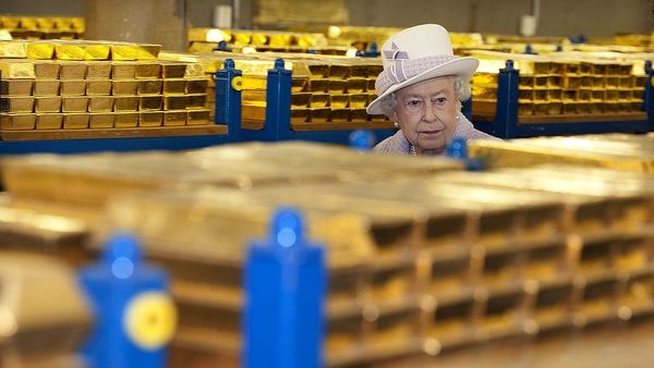 Lihat Lagi Saat Ratu Elizabeth Susuri Cadangan Emas Inggris
