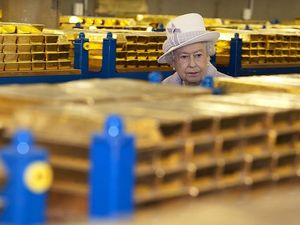 Lihat Lagi Saat Ratu Elizabeth Susuri Cadangan Emas Inggris