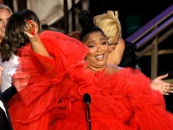 Lizzo Menangis Terharu Terima Piala Emmy: Ini untuk Gadis Bertubuh Besar
