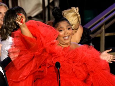 8 Foto Lizzo yang Dedikasikan Piala Emmy Buat Gadis Bertubuh Besar