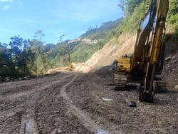 Teror KKB Papua Bakar 6 Alat Berat hingga 10 Pekerja Terjebak Dievakuasi