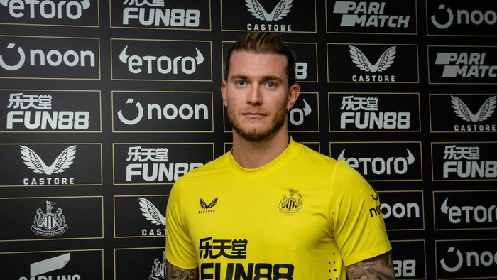 NEWCASTLE UPON TYNE, ENGLAND - SEPTEMBER 08: Loris Karius poses for photographs after signing for Newcastle United at the Newcastle Training Centre on September 08, 2022 in Newcastle upon Tyne, England. (Photo by Serena Taylor/Newcastle United via Getty Images)