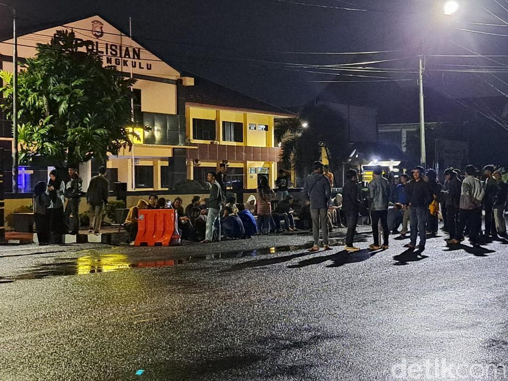 Polisi Bebaskan 3 Mahasiswa yang Ditahan Saat Demo Tolak BBM di Bengkulu Polisi Bebaskan 3 Mahasiswa yang Ditahan Saat Demo Tolak BBM di Bengkulu