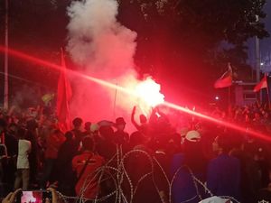 Pendemo Tolak BBM Naik di Jakpus Lempar Flare dan Botol ke Arah Polisi