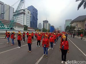 Massa Demo BBM Long March ke Patung Kuda, Lalin Jalan Thamrin Macet