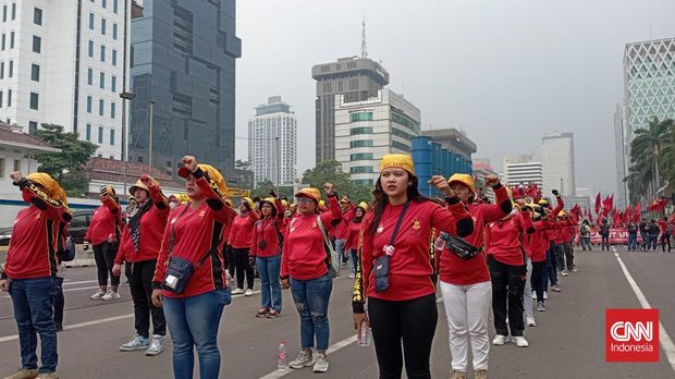 Massa dari Aliansi Gerakan Buruh Bersama Rakyat (Gebrak) tiba di area sekitar Patung Kuda, Jakarta, untuk menggelar demonstrasi menolak kenaikan bahan bakar minyak (BBM) pada hari ini, Selasa (13/9).