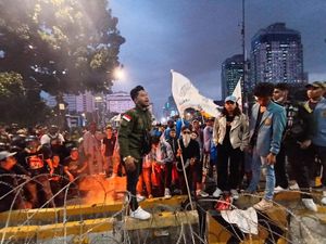 Sudah Lewat Pukul 18.00, Massa Demo Tolak BBM Naik di Jakpus Belum Bubar Sudah Lewat Pukul 18.00, Massa Demo Tolak BBM Naik di Jakpus Belum Bubar