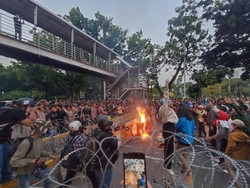 Massa Demo di Patung Kuda Bakar Pembatas Jalan, Polisi Ingatkan Tertib