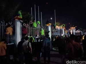 Demo BBM di Samarinda Kian Panas, Mahasiswa Panjat Pagar DPRD Kaltim Demo BBM di Samarinda Kian Panas, Mahasiswa Panjat Pagar DPRD Kaltim
