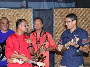 Sandiaga Bantu Pegiat Musik di Ambon Lestarikan Alat Musik Ukulele