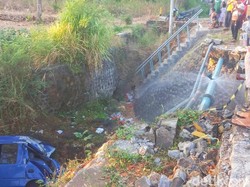 Mobil Travel Nyungsep ke Jurang di Banyuwangi gegara Sopir Mengantuk