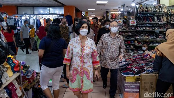 Momen Hironori Kamezawa Lawatan ke Pasar Pagi Mangga Dua