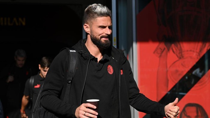 GENOA, ITALY - SEPTEMBER 10: Olivier Giroud of AC Milan departs for Genoa before the Serie A match between UC Sampdoria and AC MIlan at Stadio Luigi Ferraris on September 10, 2022 in Genoa, Italy. (Photo by Claudio Villa/AC Milan via Getty Images)