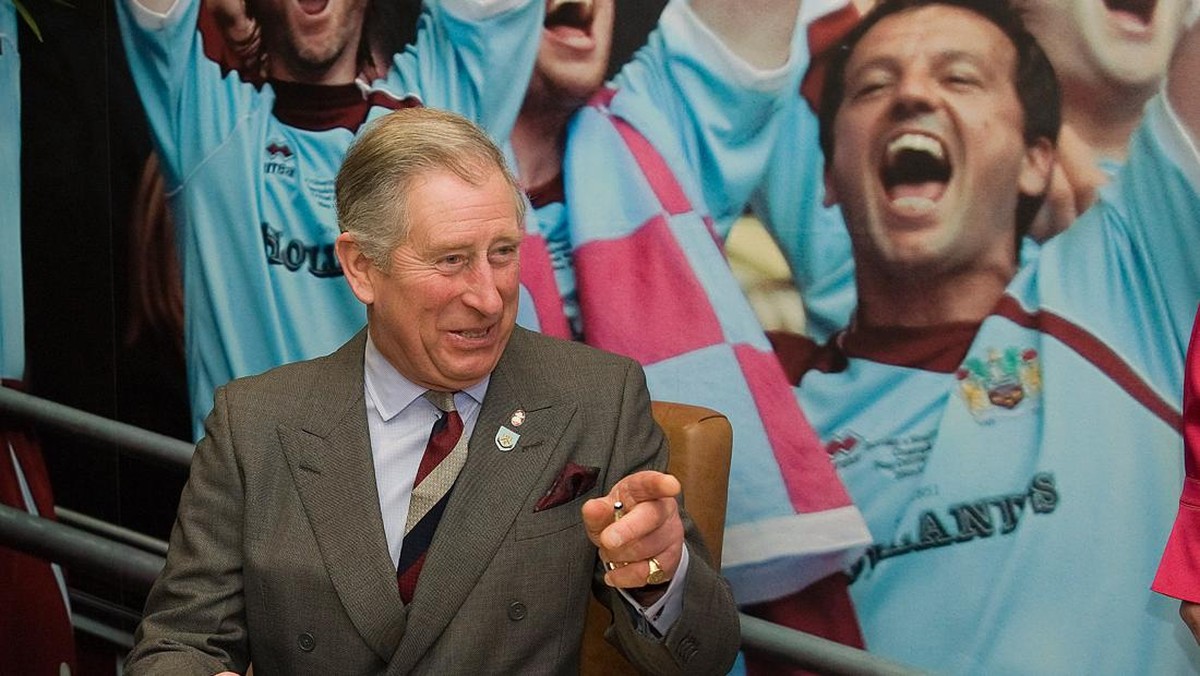 Raja Charles III fans Burnley. (Foto: Getty Images/WPA Pool)