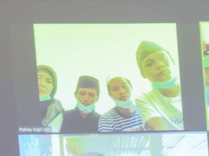 Perempuan di Surabaya Jadi Pesakitan Usai Membegal Bersama 7 Teman Prianya Perempuan di Surabaya Jadi Pesakitan Usai Membegal Bersama 7 Teman Prianya