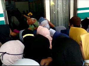 Ricuh! Emak-emak Saling Dorong Saat Pembagian BLT di Sukabumi