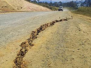 Penampakan Jalan Retak Akibat Gempa M 7,5 di Papua Nugini