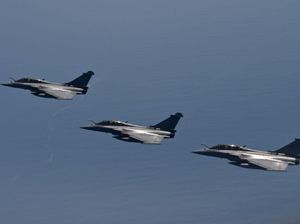 Aksi Manuver Jet Tempur Dassault Rafale Meriahkan Indo Defence 2022 Aksi Manuver Jet Tempur Dassault Rafale Meriahkan Indo Defence 2022