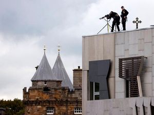Penampakan Sniper Pantau Iringan Peti Mati Ratu Elizabeth II
