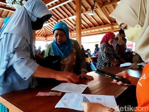 BLT BBM Cair, Warga Banyuwangi Tersenyum Renyah BLT BBM Cair, Warga Banyuwangi Tersenyum Renyah