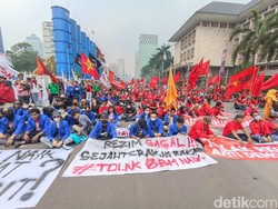 Pendemo Blokade Jl Thamrin Arah Patung Kuda, Lalin Dialihkan ke Kebon Sirih