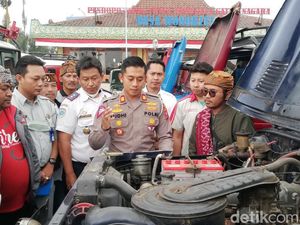 Polisi Cek Kondisi Jip Bromo Cegah Insiden Terjun ke Jurang Terulang Polisi Cek Kondisi Jip Bromo Cegah Insiden Terjun ke Jurang Terulang
