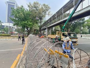 Polisi Siapkan Penghalang Berlapis Sekat Massa Demo BBM di Patung Kuda