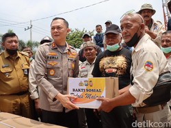 Polres Malang Bagikan 150 Paket Sembako ke Sopir Jip Bromo Terdampak BBM