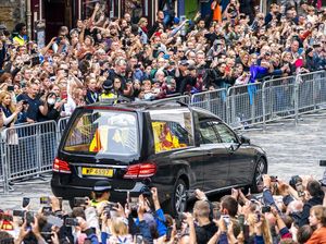 Bawa Poster Bukan Raja Saya, Demonstran Diamankan Polisi Inggris