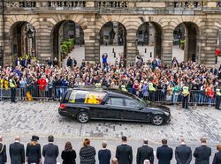 Aksi Trio Ganggu Iringan Jenazah Ratu Elizabeth Berakhir Dibekuk Polisi Aksi Trio Ganggu Iringan Jenazah Ratu Elizabeth Berakhir Dibekuk Polisi