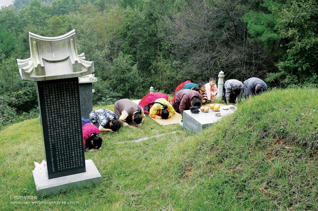 Potret pemeliharaan kuburan leluhur di hari Chuseok