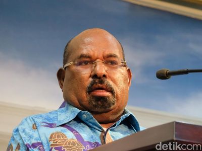 Potret Lukas Enembe, Gubernur Papua yang Jadi Tersangka Korupsi-Judi