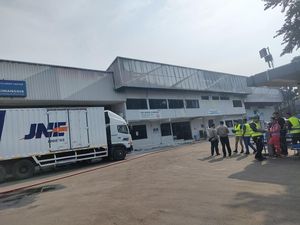 Gudang JNE Depok Masih Berasap, Puslabfor Polri Tunda Pemeriksaan TKP Gudang JNE Depok Masih Berasap, Puslabfor Polri Tunda Pemeriksaan TKP
