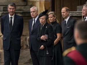 Foto Putri Anne, Anak Perempuan Satu-satunya Elizabeth yang Dipilih Jaga Peti