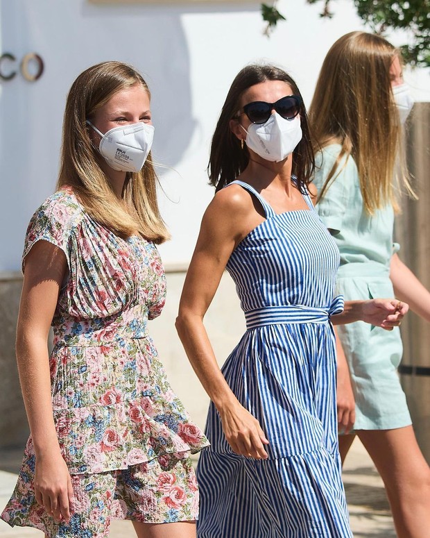 Putri Leonor, Ratu Letizia, Infanta Sofia/ Foto: Instagram/josegegundez Putri Leonor, Ratu Letizia, Infanta Sofia di Palma de Mallorca, 7 Agustus 2021