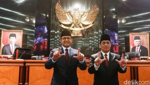 Momen Anies dan Riza Hadiri Paripurna Pemberhentian Gubernur-Wagub DKI