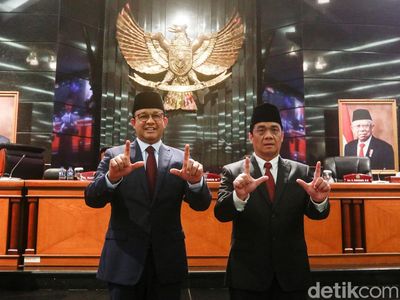 Momen Anies dan Riza Hadiri Paripurna Pemberhentian Gubernur-Wagub DKI