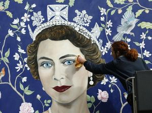 Melihat Ratu Elizabeth dalam Berbagai Media Seni