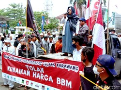 Massa Demo di Kantor Bupati Karawang: Tolak Kenaikan Harga BBM!
