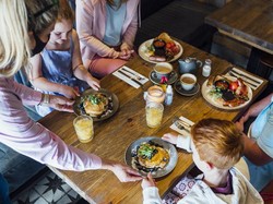 8 Restoran Keluarga di Solo Ramah Anak dan Nyaman, Cocok untuk Rayakan Natal