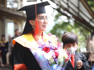 8 Potret Rieke Oneng Diah Pitaloka Wisuda Doktor di UI, Predikat Cum Laude 8 Potret Rieke Oneng Diah Pitaloka Wisuda Doktor di UI, Predikat Cum Laude