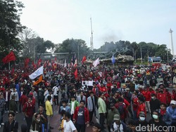 LH DKI Angkut 2 Ton Sampah Sisa Demo Kenaikan BBM di Patung Kuda Kemarin