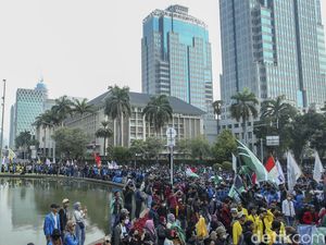 Massa Mahasiswa Gelar Teatrikal Sindir Ultah Puan