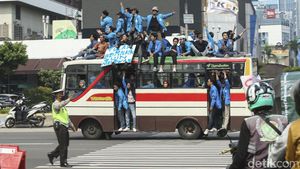 Riuh Demo Mahasiswa-Buruh Tolak Harga BBM di Patung Kuda