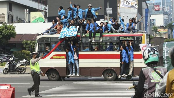 Riuh Demo Mahasiswa-Buruh Tolak Harga BBM di Patung Kuda