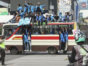 Riuh Demo Mahasiswa-Buruh Tolak Harga BBM di Patung Kuda Riuh Demo Mahasiswa-Buruh Tolak Harga BBM di Patung Kuda
