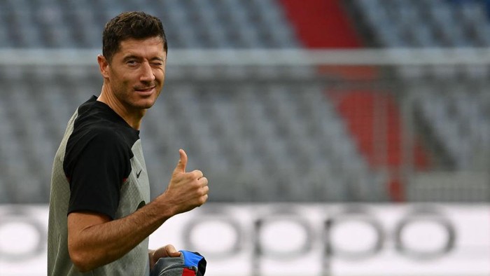 Barcelonas Polish forward Robert Lewandowski gives a thumbs up as he arrives for a training session in Munich, southern Germany on September 12, 2022, on the eve of the UEFA Champions League Group C football match between FC Bayern Munich and FC Barcelona. (Photo by Christof STACHE / AFP) (Photo by CHRISTOF STACHE/AFP via Getty Images)