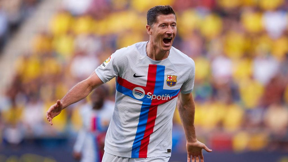 Pelatih Bayern Munich Julian Nagelsmann mewaspadai Robert Lewandowski di laga melawan Barcelona (Foto: Getty Images/Fran Santiago)