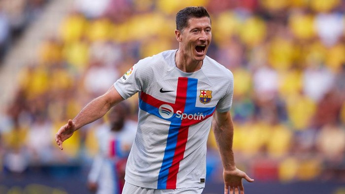 CADIZ, SPAIN - SEPTEMBER 10: Robert Lewandowski of FC Barcelona celebrates scoring their teams second goal during the LaLiga Santander match between Cadiz CF and FC Barcelona at Estadio Nuevo Mirandilla on September 10, 2022 in Cadiz, Spain. (Photo by Fran Santiago/Getty Images)